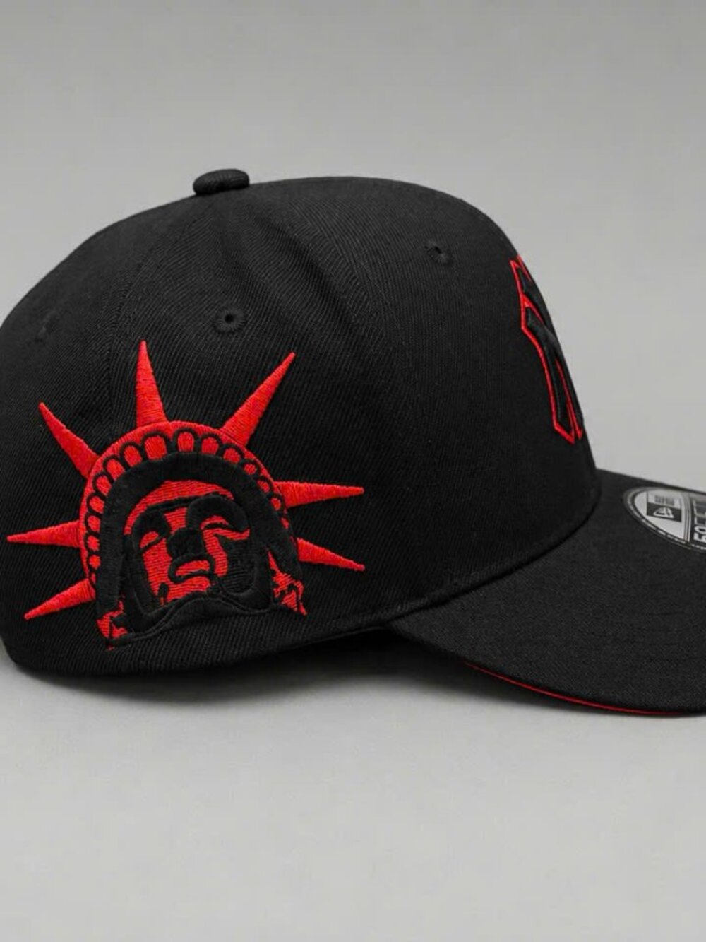 New Era New York Yankees Black Red Outline Logo Cap Statue of Liberty Side Patch - Picture 3 of 4